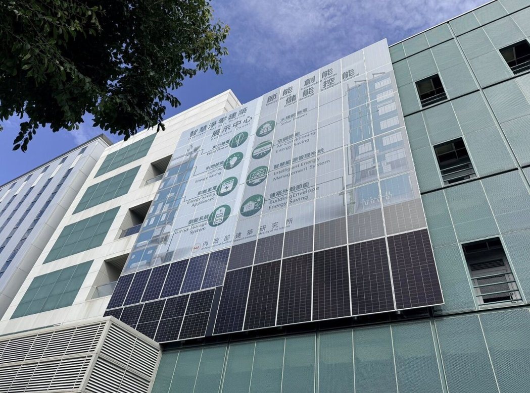 內政部建築研究所材料實驗中心彩繪光電示範立面。部份模組採退役光電模組經檢測分級後....jpeg
