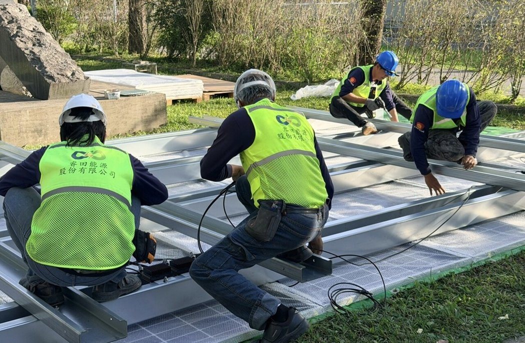 睿田能源工程團隊進行彩繪光電立面模組化安裝作業。透過模組化結構與彩繪圖層技術，使....jpeg
