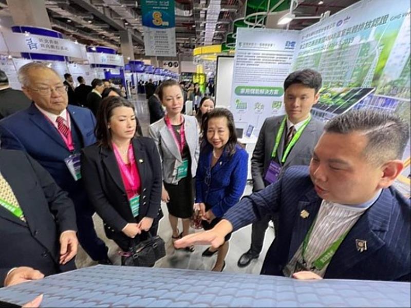 睿田能源執行長薛煒立在淨零城市展為外賓介紹，建築立面未來將不只是外牆，而是城市能源轉型的重要載體。.jpeg