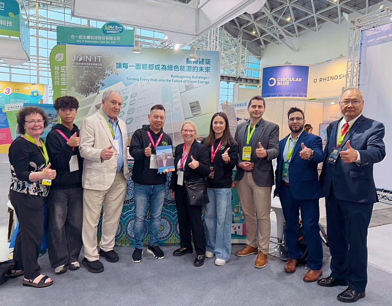 美國馬里蘭州蒙哥馬利郡郡長Marc Elrich（左3） 率團參訪高雄智慧城市展睿田能源與在一起永續科技展區，與執行長薛煒立（中）及團隊合影交流。現場由薛煒立執行長致贈首次來台的蒙哥馬利郡副議長、美國馬里蘭州蒙哥馬利郡郡長Marc Elrich（左3） 率團參訪高雄智慧城市展睿田能源與在一起永續科技展區，與執行長 薛煒立（中）及團隊合影交流。現場由薛煒立執行長致贈首次來台的蒙哥馬利郡副議長Marilyn Balcombe（中右）專屬彩繪光電板，象徵台灣淨零建築技術與國際城市交流的深化。代表團並對.jpeg